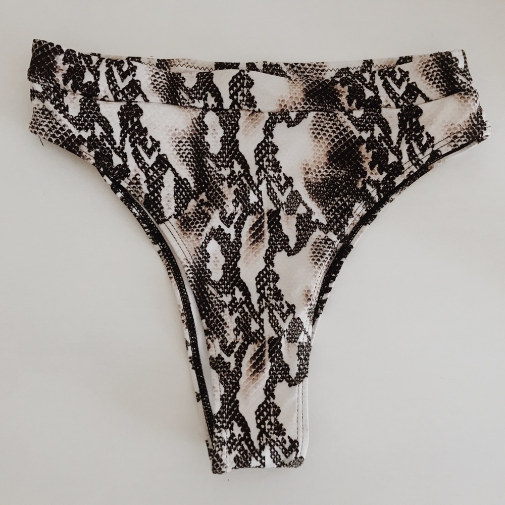 High waisted Bikini Bottoms🤍